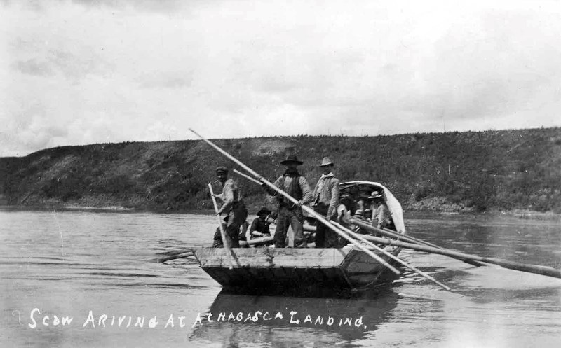 A scow arrives in Athabasca Landing via the Athabasca River in the early 1900s.