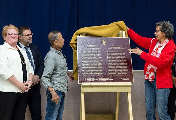 Athabasca County reeve Doris Splane, MLA Colin Piquette, Leander Lane and Myrna Wisdom unveil the national historic plaque recognizing black pioneer immigration to Alberta