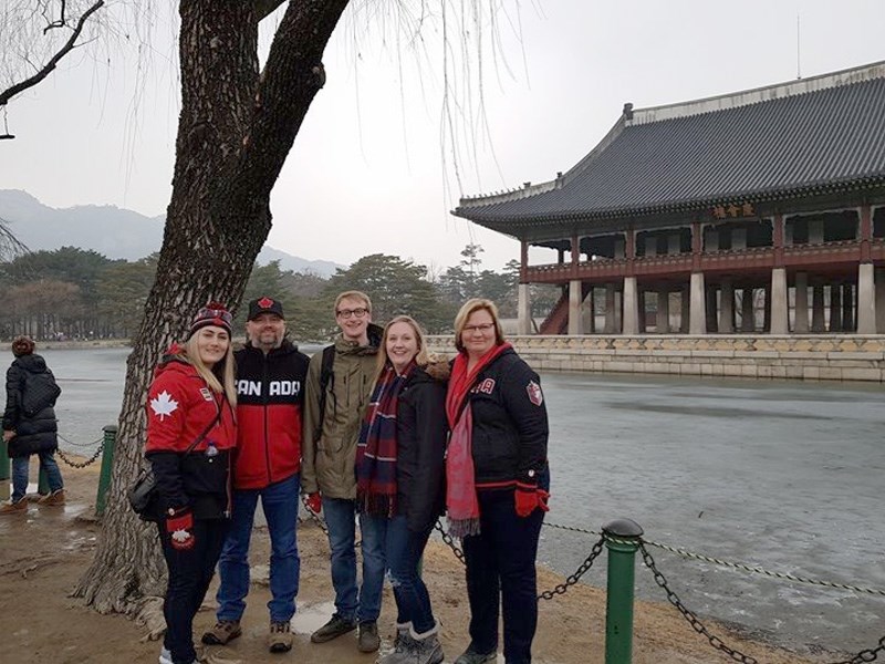 Melissa Lotholz, Randy Lotholz, Landon Thys, Rebecca Thys; Wendy Lotholz. Gyeongbokgung Palace, Seoul.