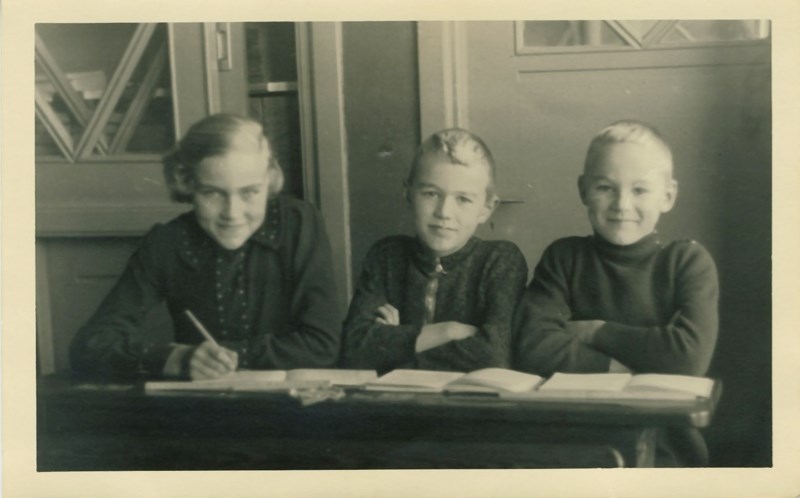 Andy Viersen in school sitting between sister Tina and brother Ben.