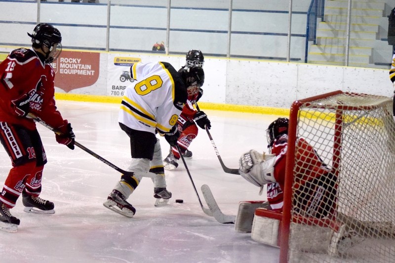 Brad Bujold has a close-in chance in the second period. The Steelers dominated their 1660 Midget A league rivals.