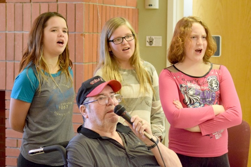 John Tinker with his BES backup singers Cassandra Chernoff (l), Mykayla Piers (m), Autumn Suvanto.