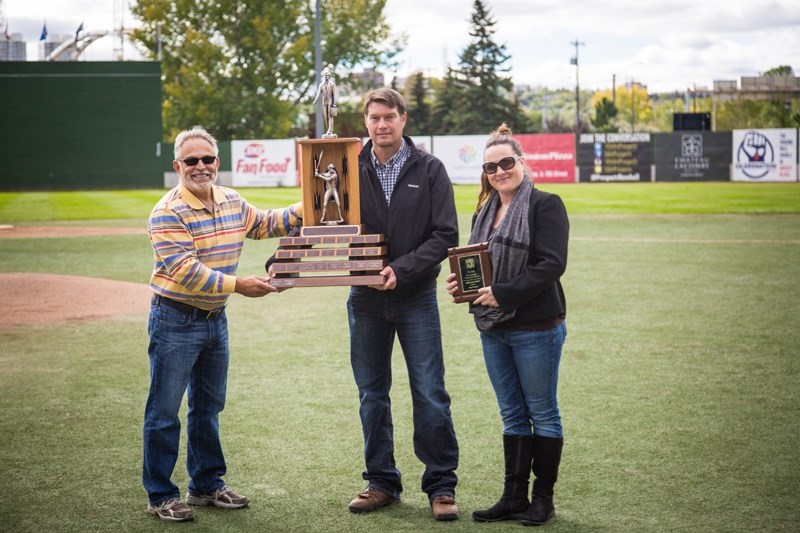 NCABL commissioner Paul Riopel (l) and Becky Smith (r), on behalf of the Schultz family, award Rod Callihoo with the league &#8216;s Ken Schultz Memorial award at Telus