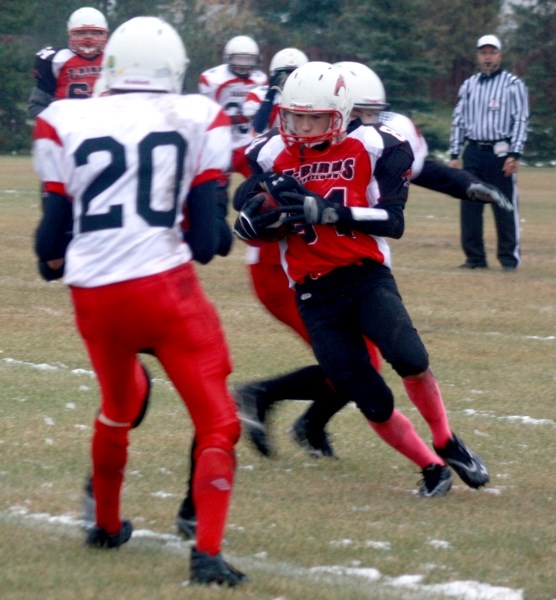 Westlock Thunderbird Jesse Plamondon did quite a bit of bobbing and weaving during a stunning 16-13 victory over the first-place Vermilion Marauders in Westlock last Friday.