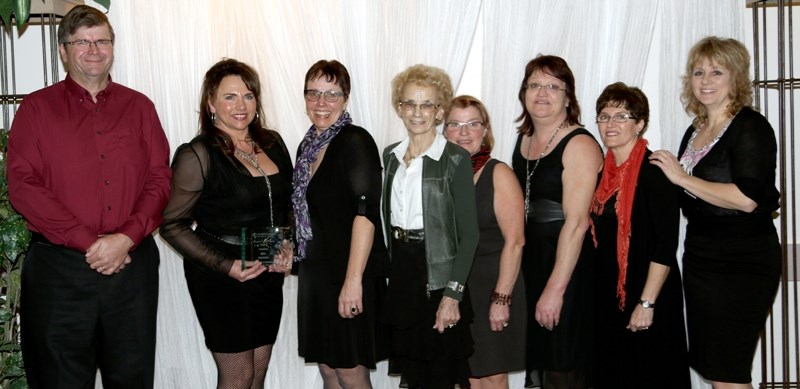 Glamery Greenhouses were named the Audience Favourite at the GROWTH Gala on Saturday. Accepting the award from presenter Blaine Harder were (L-R) Pam Lorimer, Pauline Ruxton, 