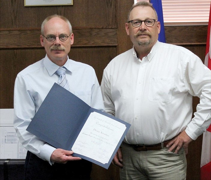 Town CAO Dean Krause (left) receives recognition for winning the Society of Government Managers Award of Excellence from mayor Ralph Leriger at council’s May 26 meeting. The