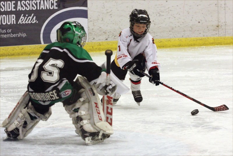 Novice 2B Warrior Blake Despins corrals the puck before firing home a goal in the team’s 9-1 win over Drayton Valley on Saturday, Jan. 23.