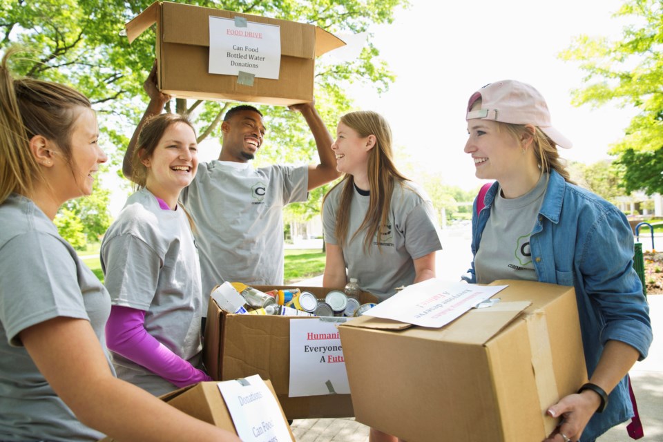 GettyImages-young adults volunteer