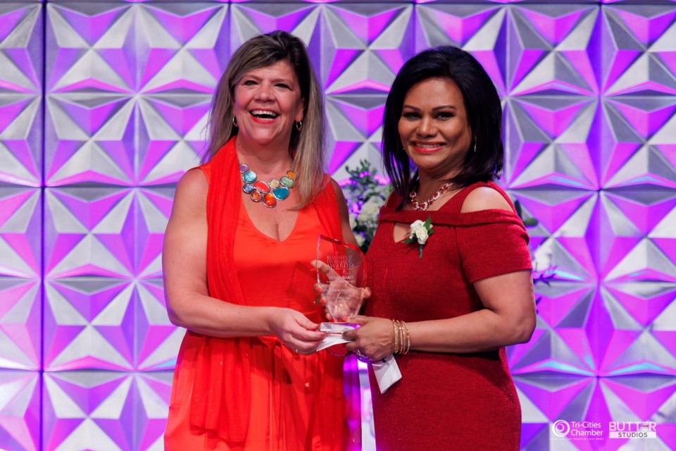 jennifer-kastelein-with-hema-bhatt-of-natuoil-services-inc-business-leader-of-the-year