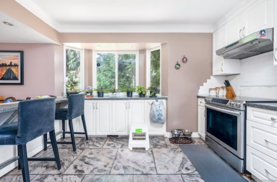 kitchen-of-1283-river-drive