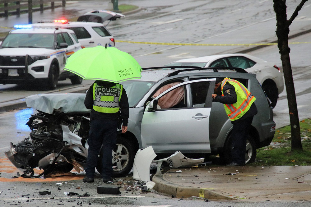 2 seriously injured in 2-car crash in Vancouver