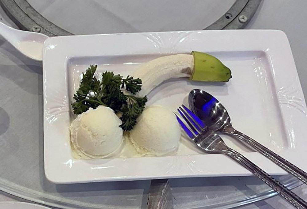 Un dessert en forme de pénis embarrasse le client du restaurant Coquitlam – devant leur grand-mère