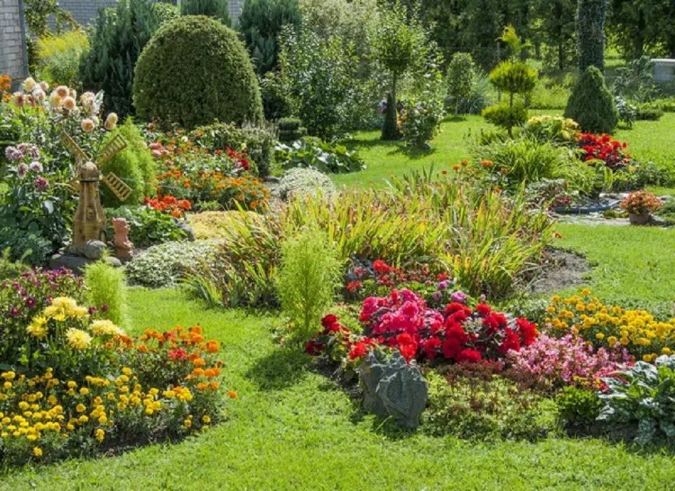 sundaynightreadpatriciacelantheharmonygardenlandscapedflowers_may2024