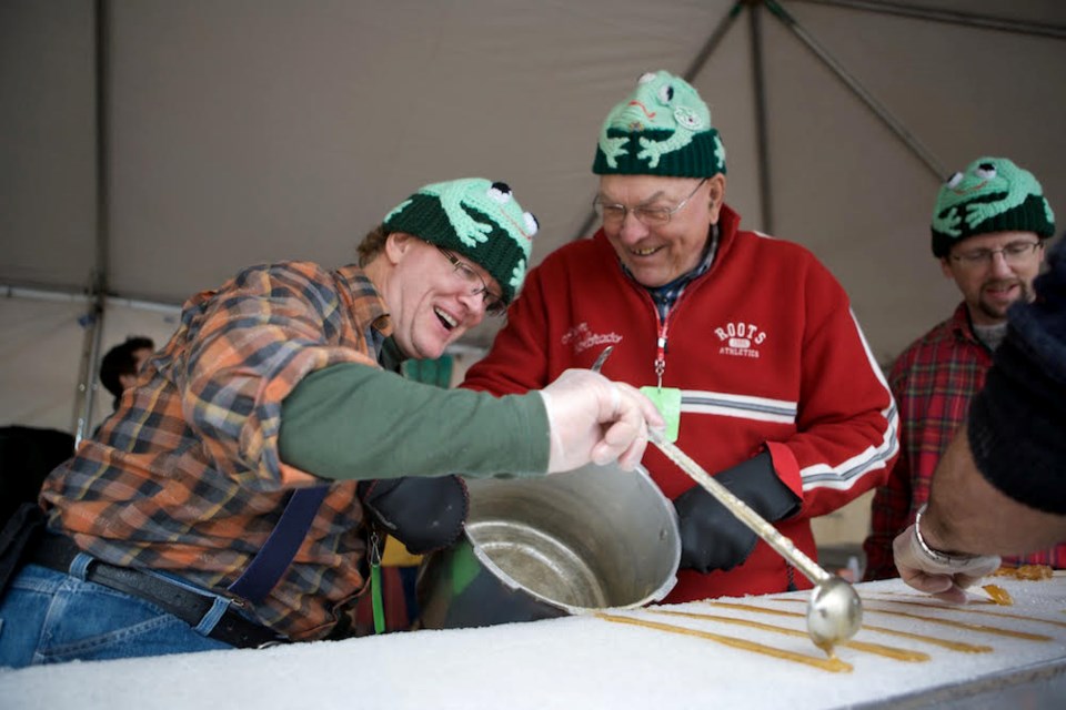 festival-du-bois-maple-taffy-on-snow