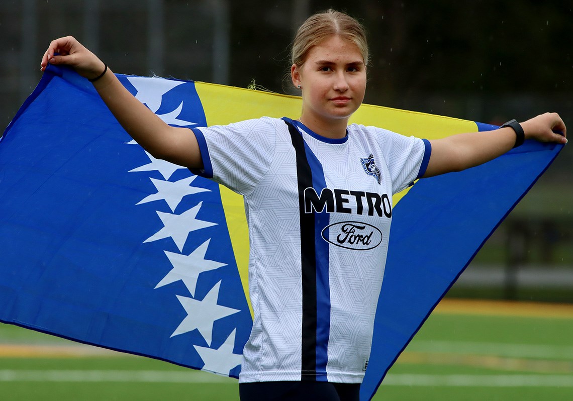 Amira Bešerović este membră a echipei naționale feminine sub 17 ani a Bosniei