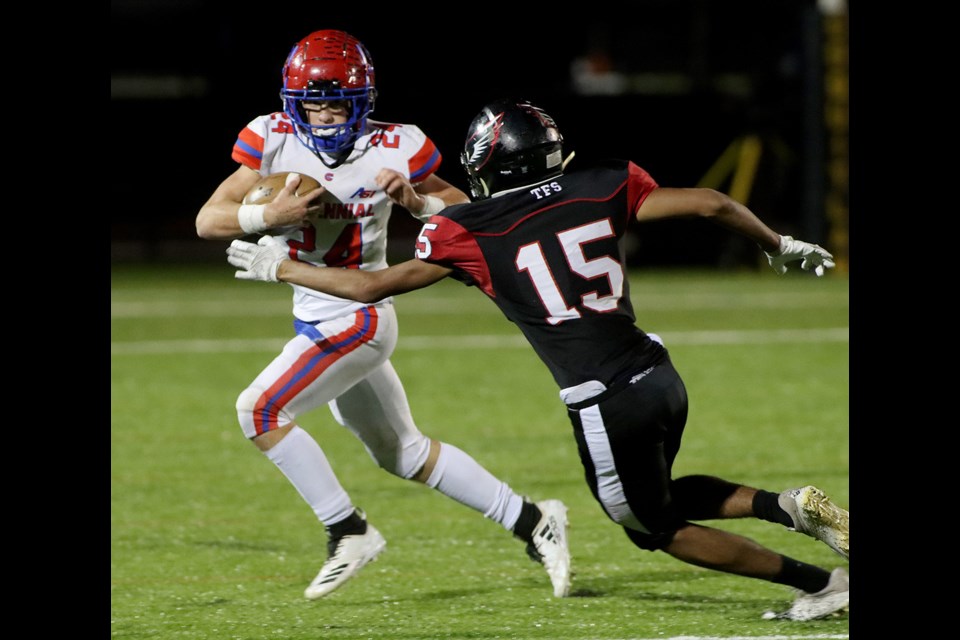 MARIO BARTEL/TRI-CITY NEWS
Centennial Centaurs running back Jasper Baron sweeps around a Terry Fox Ravens tackler in the second half of their Coquitlam Cup high school football game, Friday at Town Centre Park. Centennial won 13-7 in overtime.