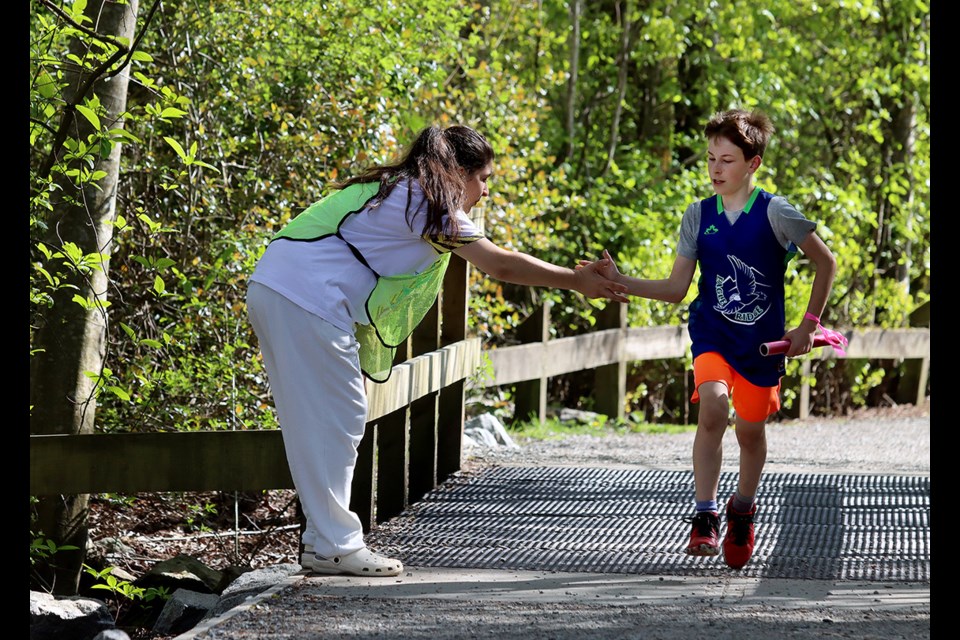 A runner gets encouragement in Thursday's Como Lake relay races.