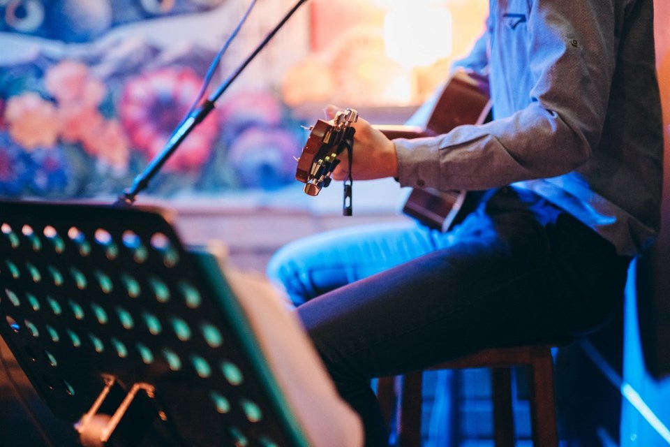 Coffee shop musician guitar stage - Getty Images
