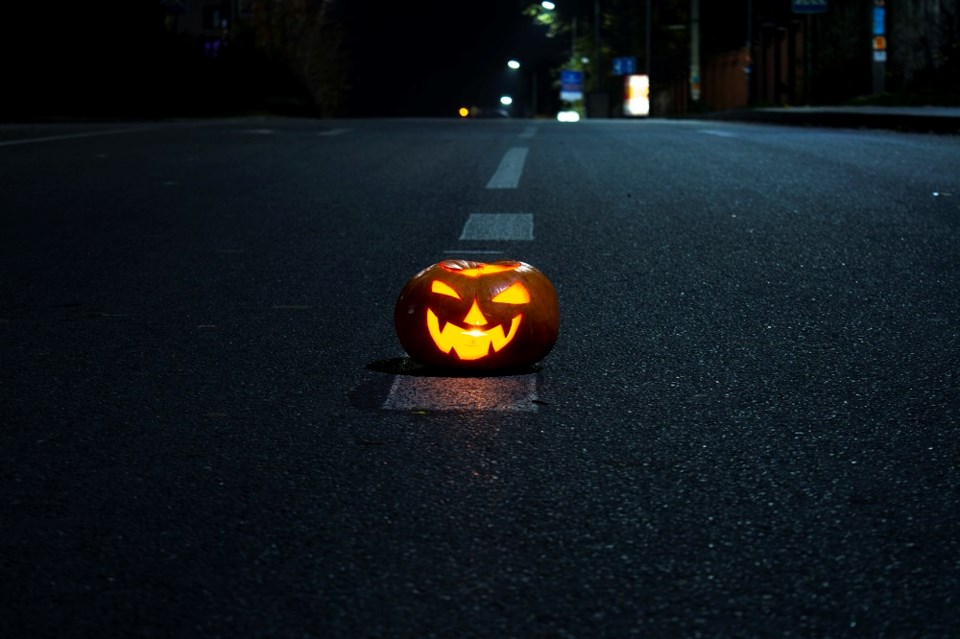 halloween-trick-or-treating-at-night-road-safety-vladyslav-havrylov-getty-images