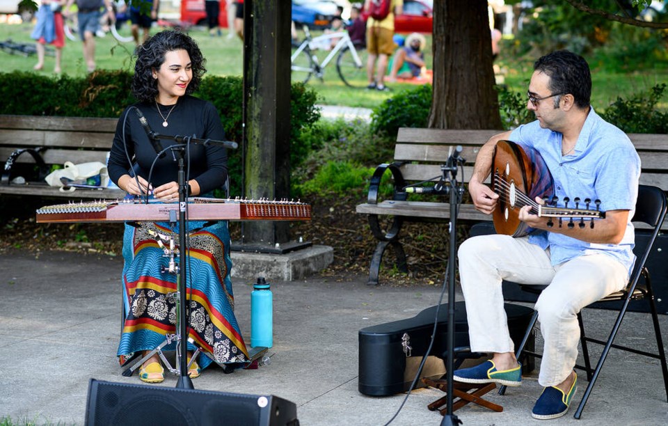 web1_mom-pop-up-concerts-2021----saina-khaledi-and-ali-sajjadi----photos-by-jan-gates-8