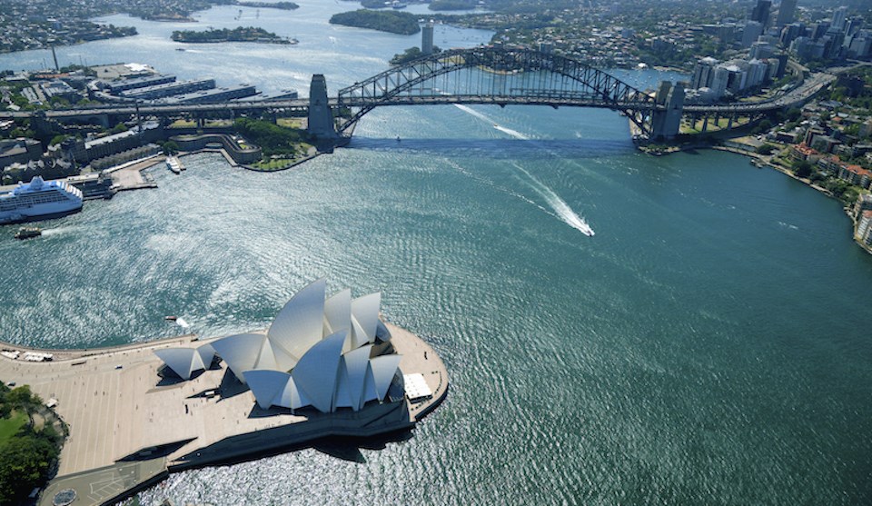 Find out how to save on round-trip flights from 鶹ýӳto Sydney, Australia, including a stopover in Honolulu, Hawaii. 