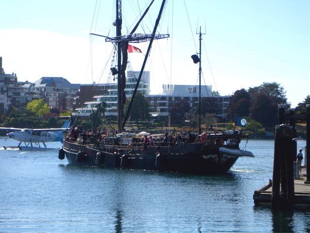 caravan-stage-company-boat