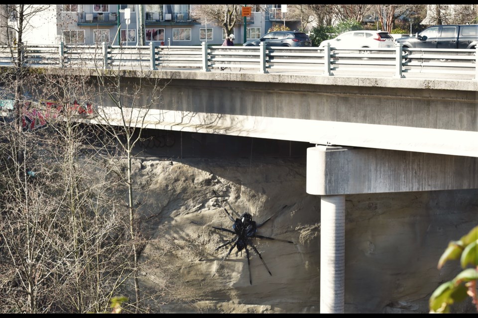 A gigantic spider-like piece of art appeared in 鶹ýӳlast month.