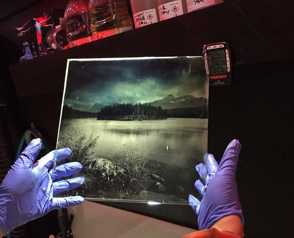 plate-in-darkroom