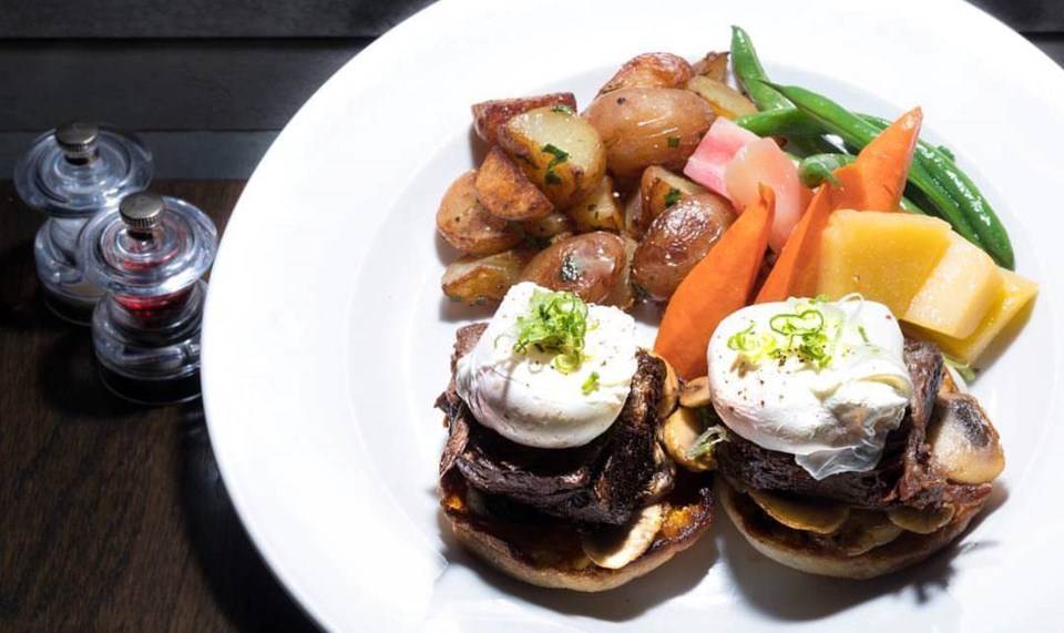 breakfast-table-vancouver-benedict