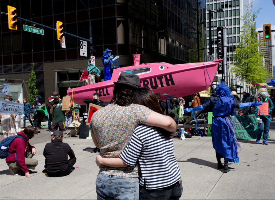 extinction rebellion Vancouver - Granville Georgia - pink tell the truth boat - arrests