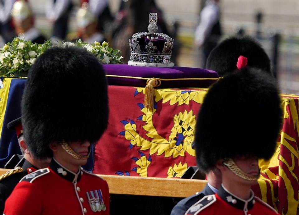 queen-elizabeth-ii-casket-london