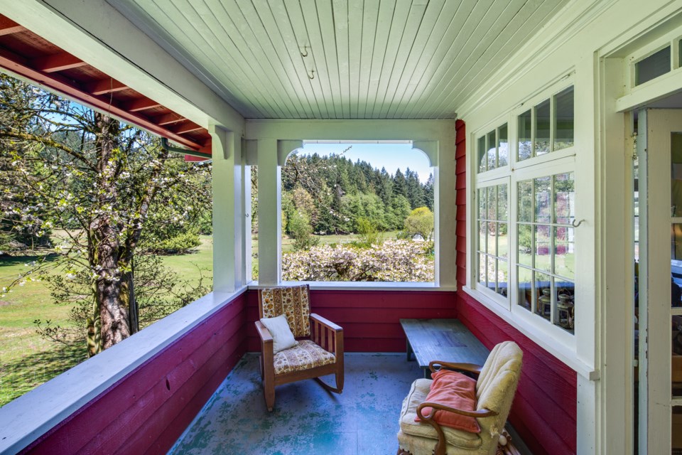 Even comes with an old-fashioned farmin' porch.