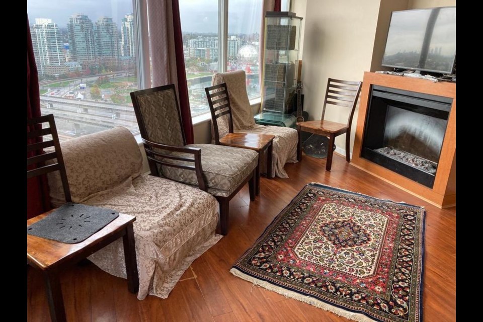 Someone is renting their living room in Vancouver to "female tenants only" for $850/month