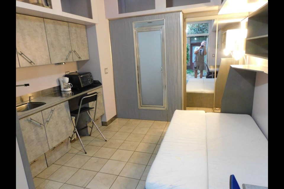 This tiny 'microstudio' in a 鶹ýӳhouse compacts a lot into one room.