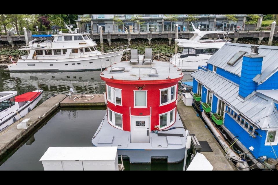 This tiny floating home sits on Coal Harbour.