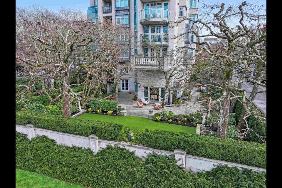 A townhouse-like home at the bottom of a 鶹ýӳresidential tower is selling for $10.9 million.