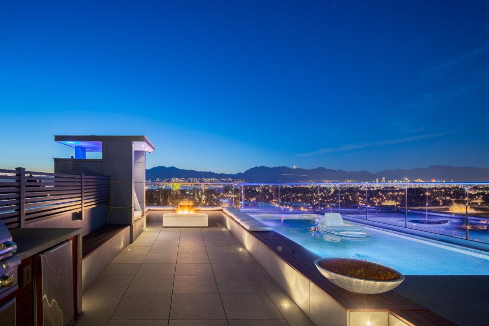 The highlight for this house is definitely the pool with a view.