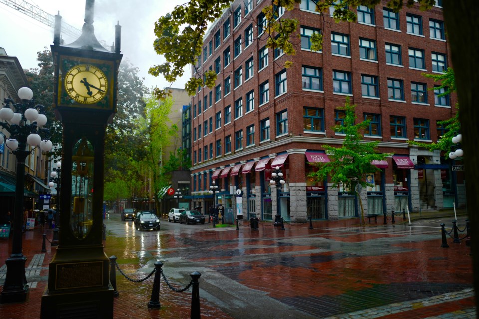 rainy-day-vancouver-gastown-steam-clock