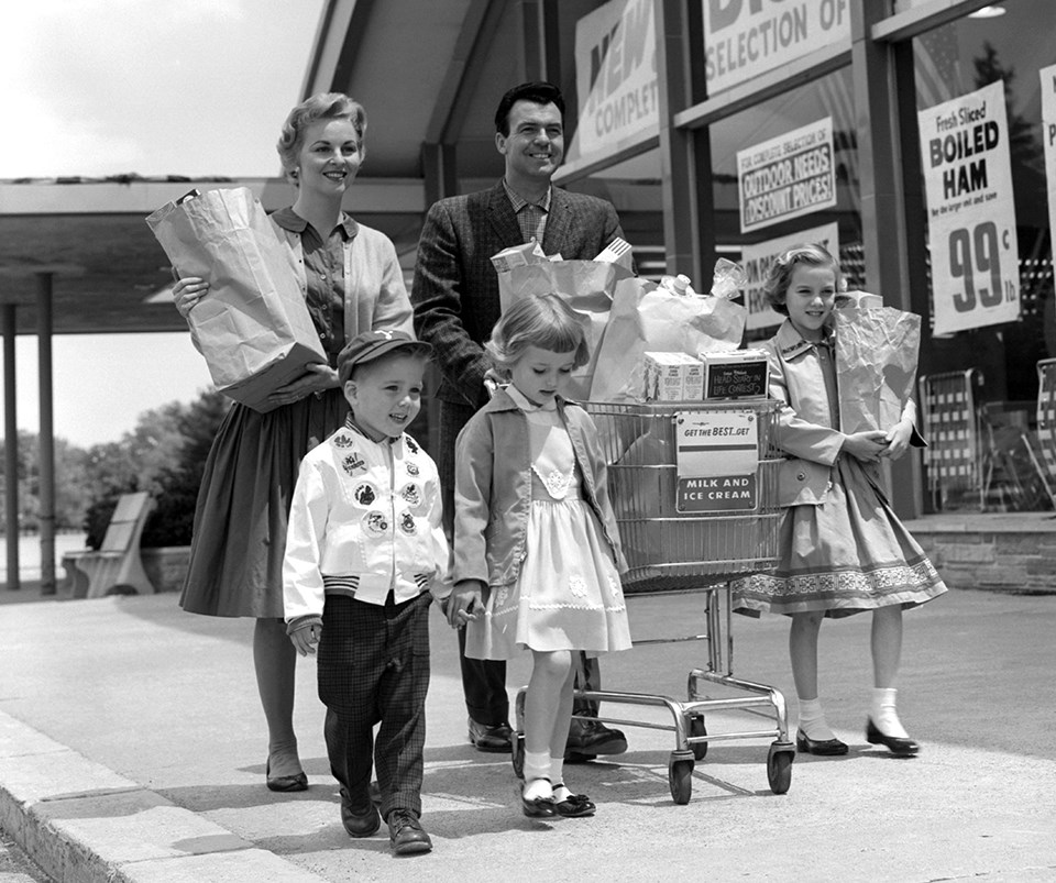 shopping-bags-in-the-1950s