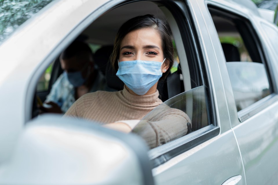 wearing-mask-in-car