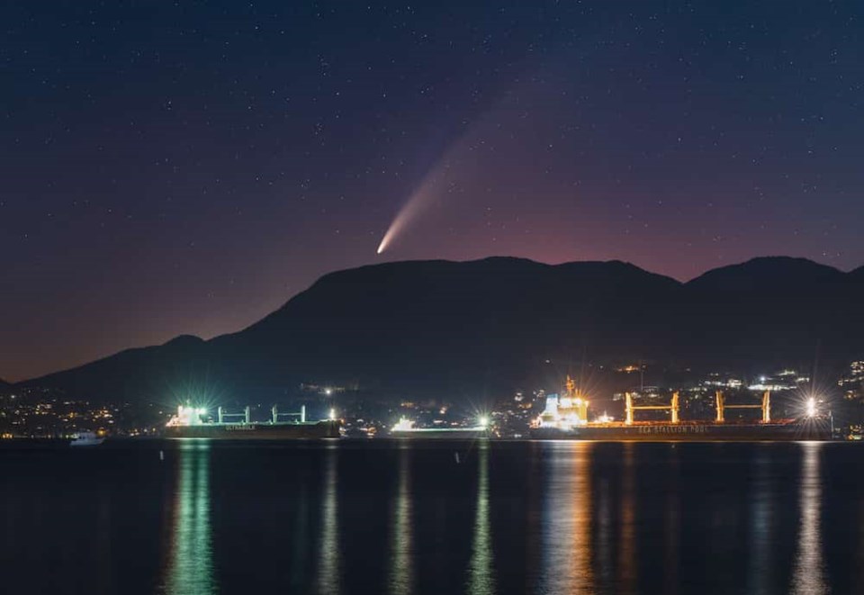 Comet-NEOWISE-over-Vancouver