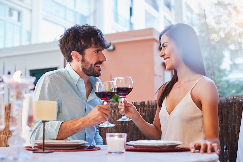 couple-dining-outside-patio-restaurant