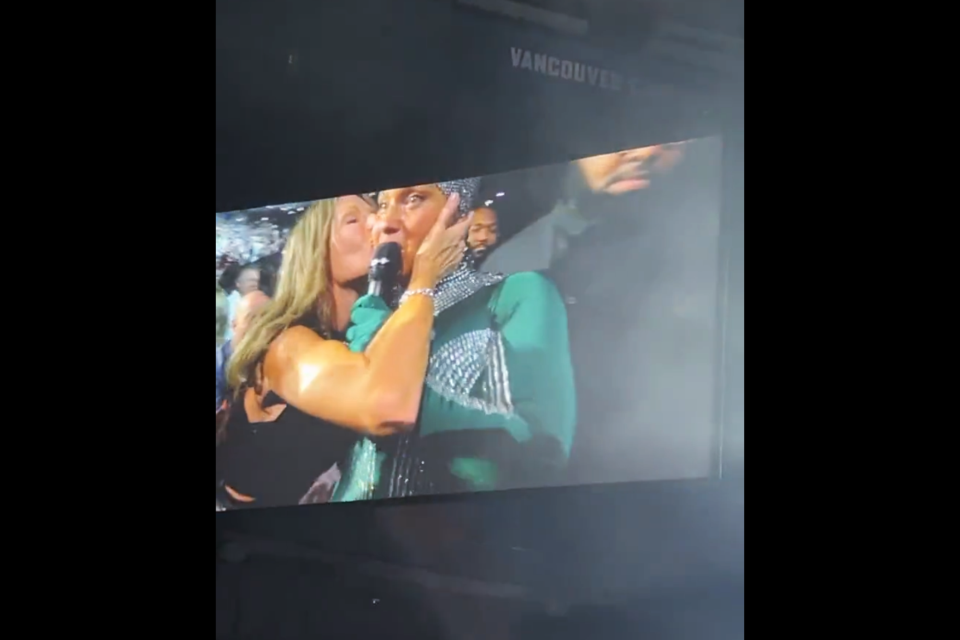 The moment a fan kissed Alicia Keys at her Vancouver concert on Aug. 29, 2022 was caught on the show's big screen.