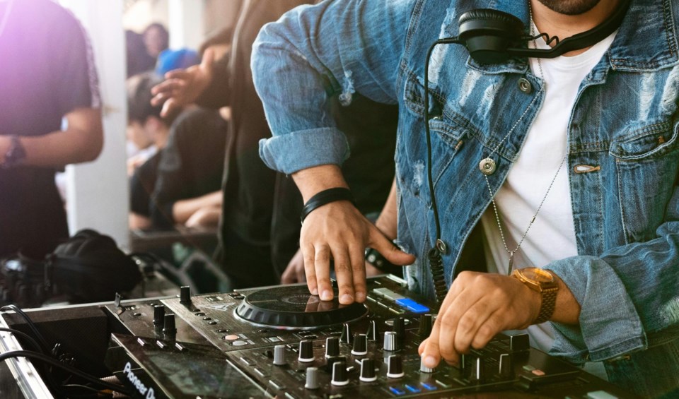 dj-vancouver-coffee-shop