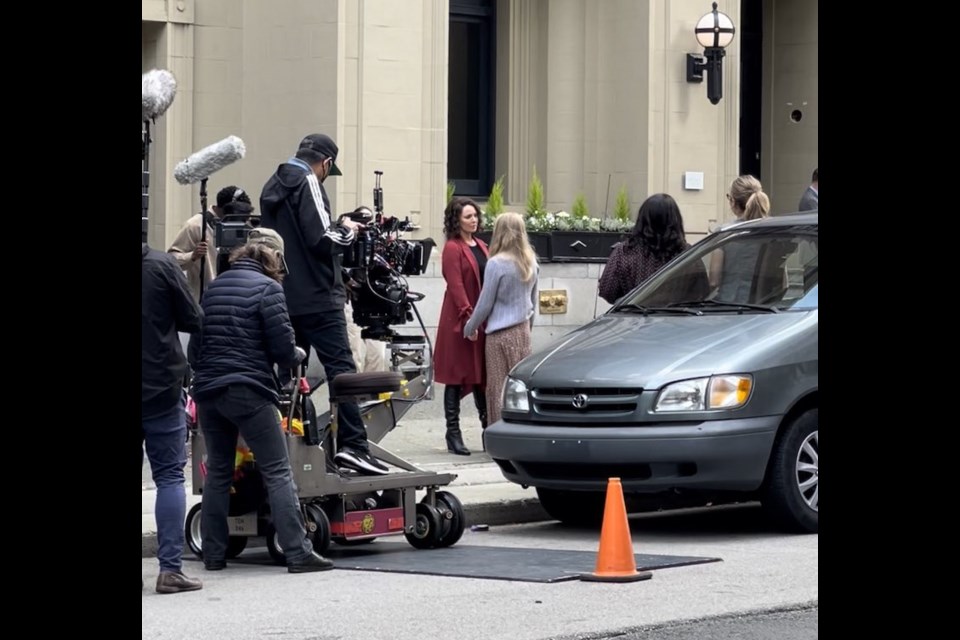 On Oct. 4, 2021, locals shared images of actress Katherine Heigl (Knocked Up) filming a popular Netflix show outside of the 鶹ýӳClub. 