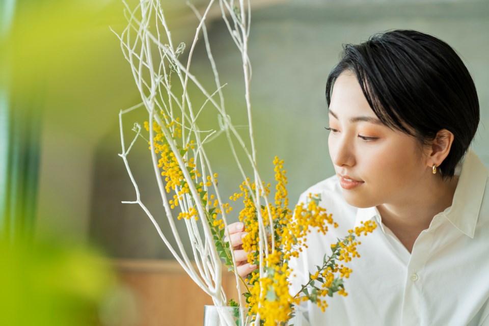 Ikebana-japanese-flower-arrangement-vancouver-five-moment-GettyImages-1315327968