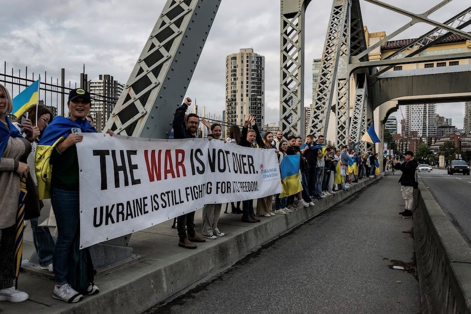 newburrard-bridge-rally-ukraine-independence-vancouver