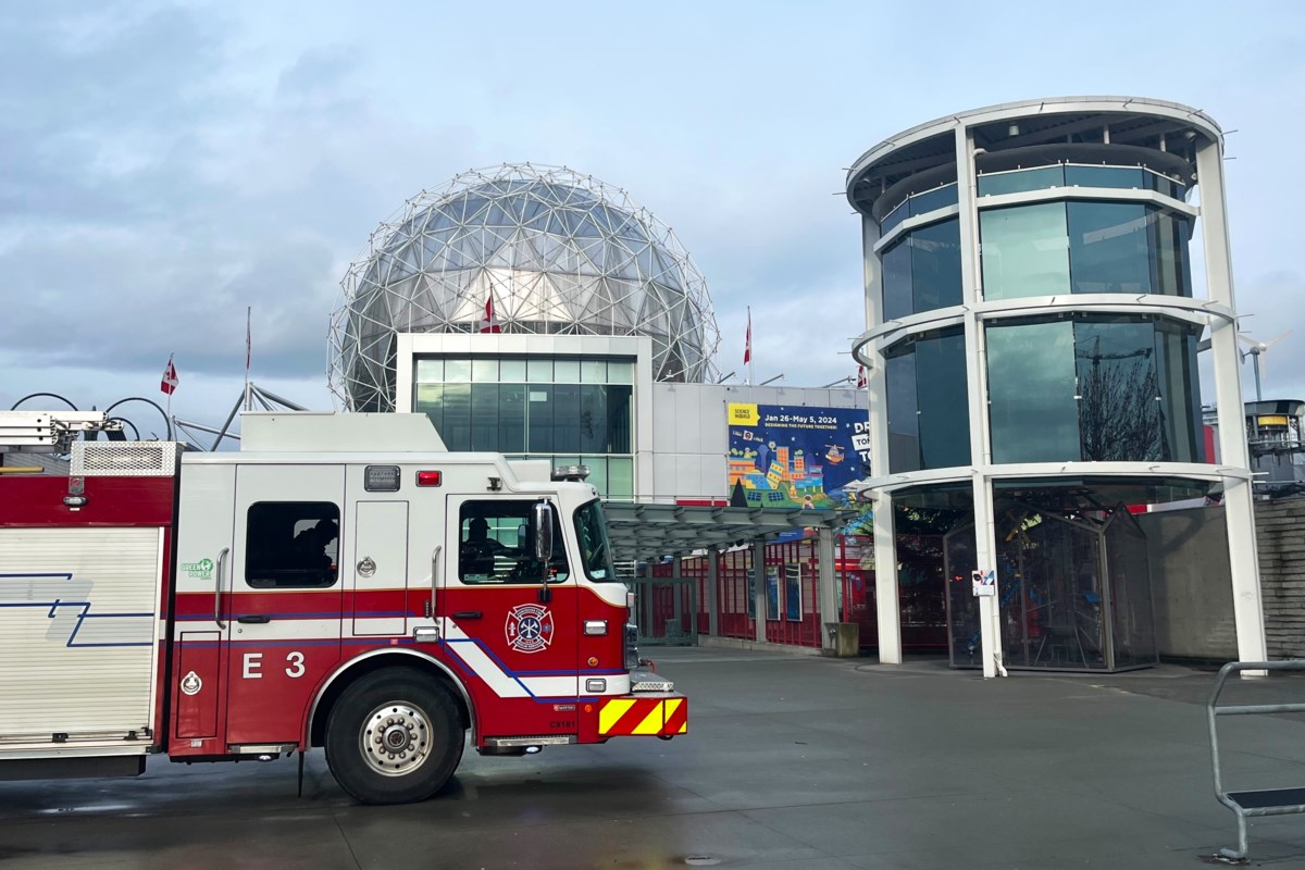 I vigili del fuoco di Vancouver rispondono a un incendio a Science World