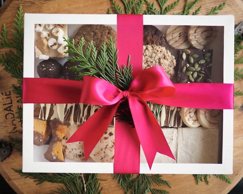 butter-botanicals-holiday-cookie-box