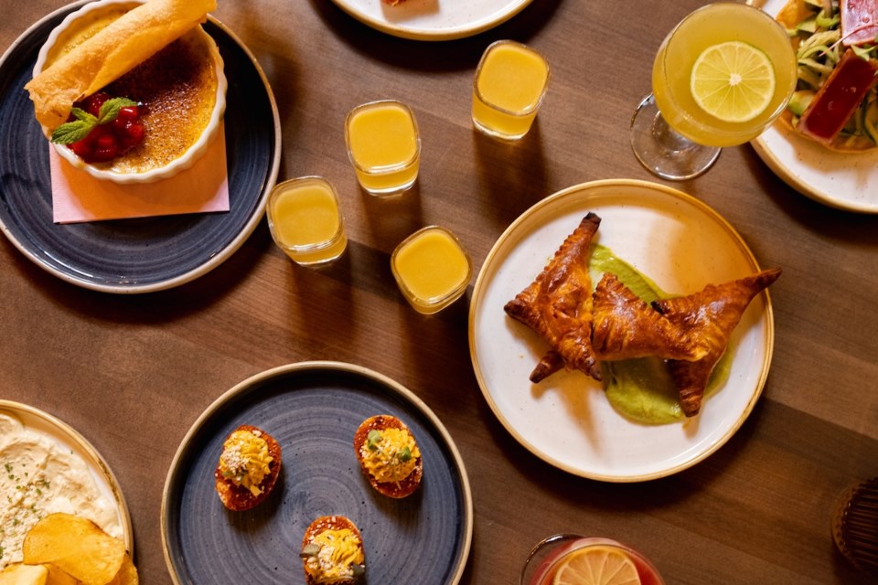 daytime-brunch-party-flamingo-room